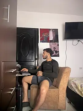 Show modela Enzomoretti__ na web-kameri