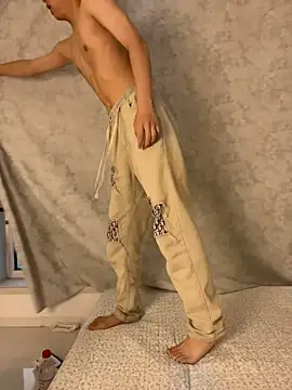 guoguo18 Show in webcam