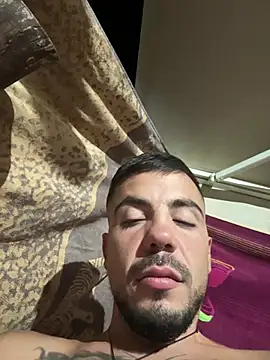 ogduro: διαδικτυακό σόου στην κάμερα