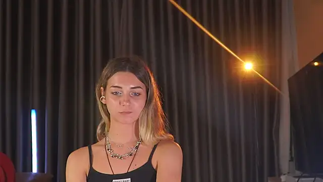 MilaMilkEyes Adlı Modelin Canlı XXX Sohbeti