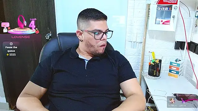 Realjoel01: διαδικτυακό σόου στην κάμερα