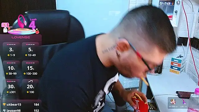 Show modela Realjoel01 na web-kameri