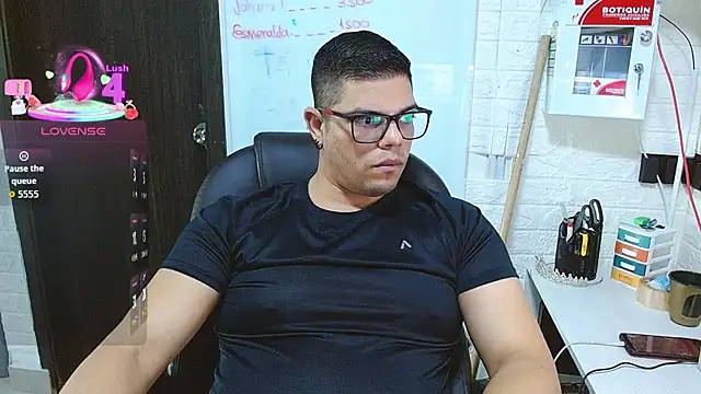 Show modela Realjoel01 na web-kameri