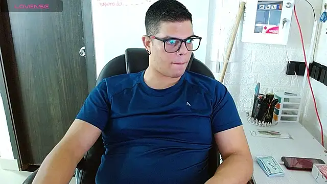Realjoel01: διαδικτυακό σόου στην κάμερα