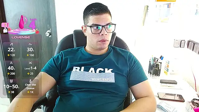 Realjoel01: διαδικτυακό σόου στην κάμερα