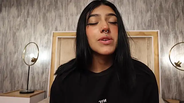 Pokazy przed kamerką – Naomi-Collins