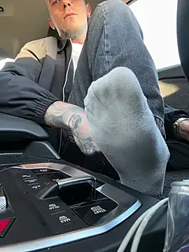 tatuato23: διαδικτυακό σόου στην κάμερα