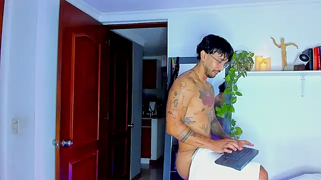 LiamUribe Show in webcam