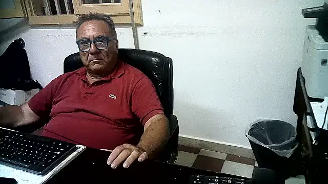 oloturia: διαδικτυακό σόου στην κάμερα