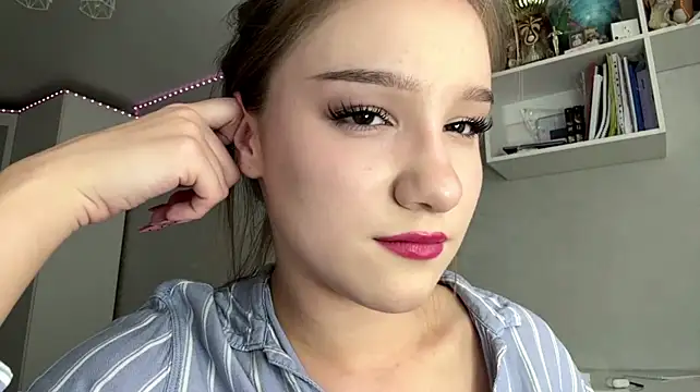 Show modela DonetteAlaya na web-kameri