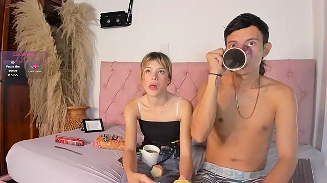 Naomi_and_jaken Webbikameraesitys
