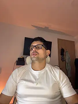 TroyeKnight webkamerás műsora