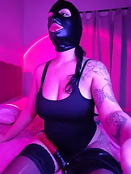 Pokazy przed kamerką – SilentDoll