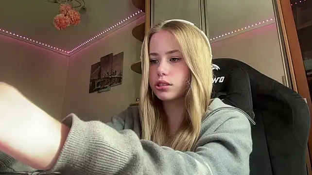 Aurorain's Webcam Show