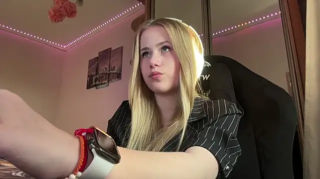 Aurorain's Webcam Show