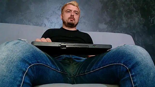 Show modela CLOUDYMarkWayne na web-kameri
