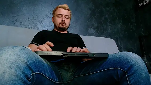 CLOUDYMarkWayne Adlı Modelin Web Kamerası Şovu