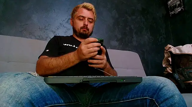 Show modela CLOUDYMarkWayne na web-kameri