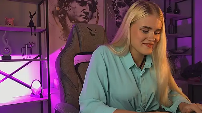 KattyWilde Show in webcam