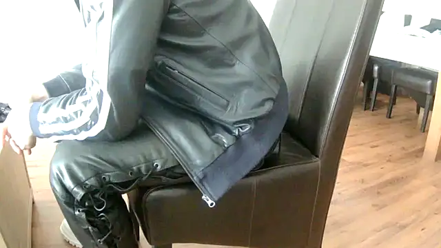 buffaloleather Show in webcam