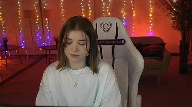 Tessa_054 Show in webcam