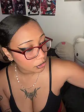 badgirluzi Chat XXX live