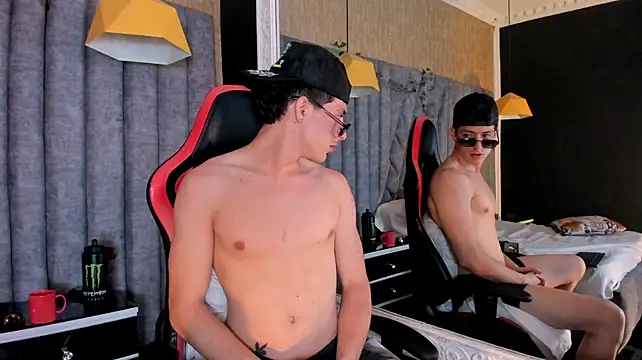 TheGhostforeeonss Show in webcam