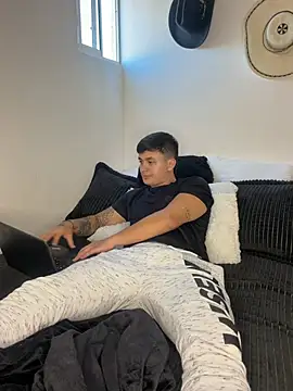 Christopher_strongg Show in webcam