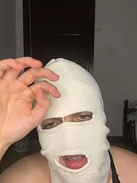 mehdi_krr1: διαδικτυακό σόου στην κάμερα