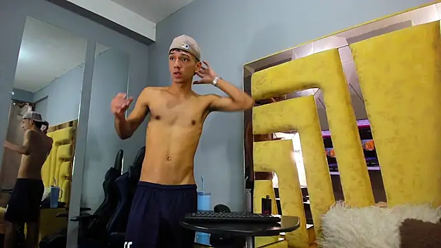 Show modela EstebanValdezs na web-kameri