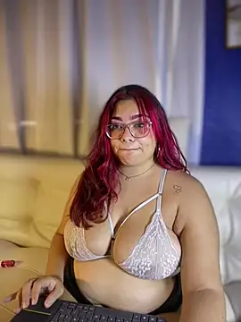 CherryViolet: διαδικτυακό σόου στην κάμερα