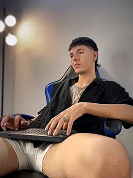 Matthew_7 Adlı Modelin Web Kamerası Şovu
