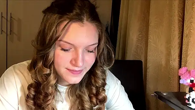 Show modela Dellya_Cute na web-kameri