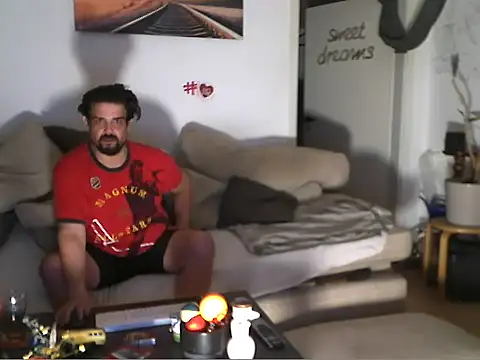 B-A-M-B-I: διαδικτυακό σόου στην κάμερα