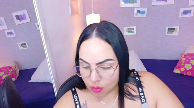 Curvy_sexyvalen Show in webcam