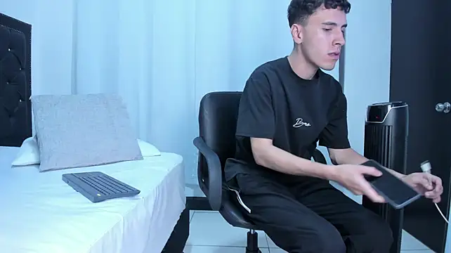 MaxLeons Шоу с уебкамера
