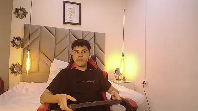 MaxLeons: вебкам-шоу