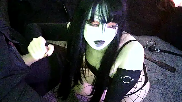 Pokazy przed kamerką – KinkyQuel