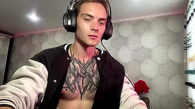 Show modela ErnestTarlet na web-kameri