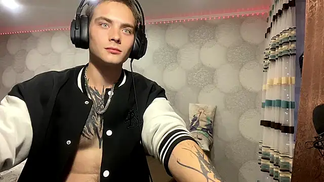 Show modela ErnestTarlet na web-kameri