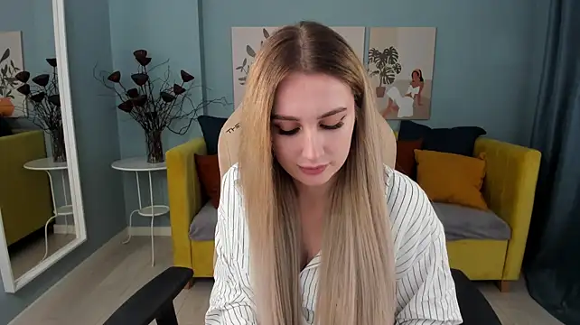 LanaLoon Show in webcam