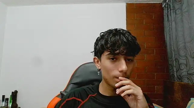 Mr__Aaronn Show in webcam