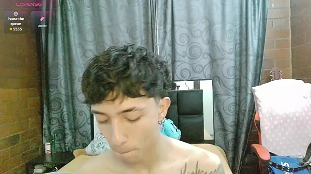 Mr__Aaronn: διαδικτυακό σόου στην κάμερα