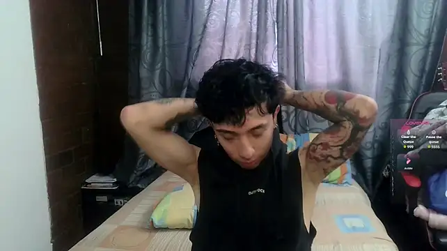 Mr__Aaronn: διαδικτυακό σόου στην κάμερα