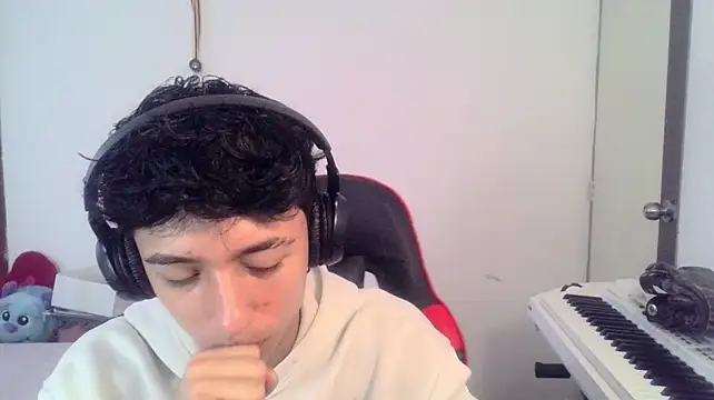Mr__Aaronn: διαδικτυακό σόου στην κάμερα