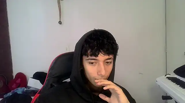 Mr__Aaronn: διαδικτυακό σόου στην κάμερα