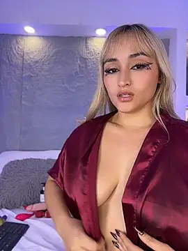 Show modela miavegax na web-kameri