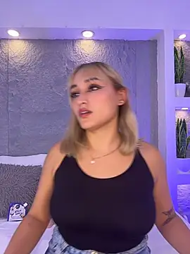 Show modela miavegax na web-kameri