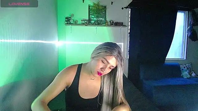 Karyblush25: διαδικτυακό σόου στην κάμερα