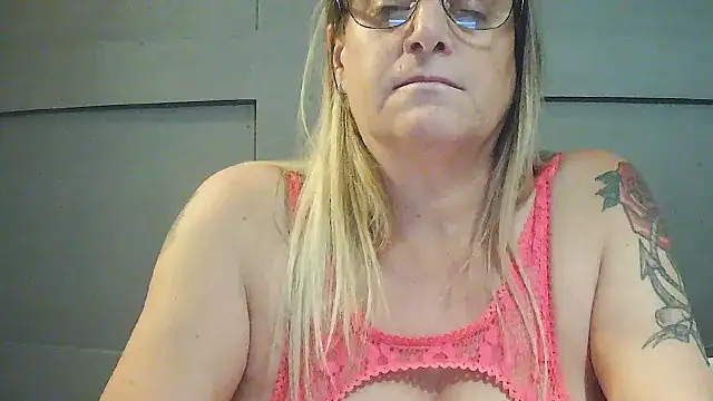 XXX chat uživo modela NaughtyEnglish_kiera45_
